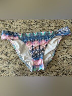 Victoria's Secret low rise bikini bottoms size small